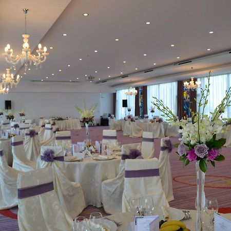 Marshal Garden Hotel Bucharest Restoran gambar A wedding reception at the InterContinental Budapest