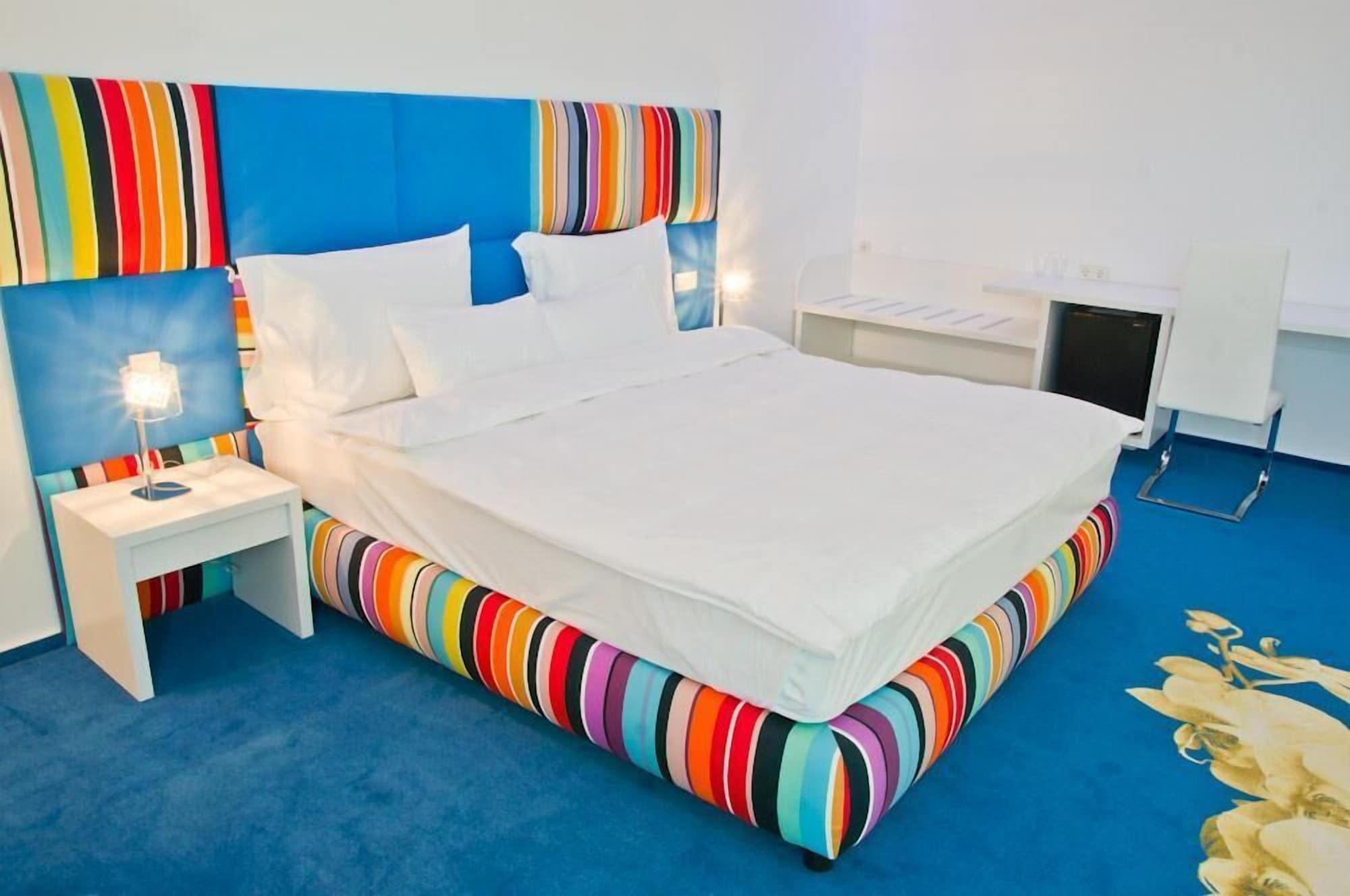 Marshal Garden Hotel Bucharest Luaran gambar A room at the hotel