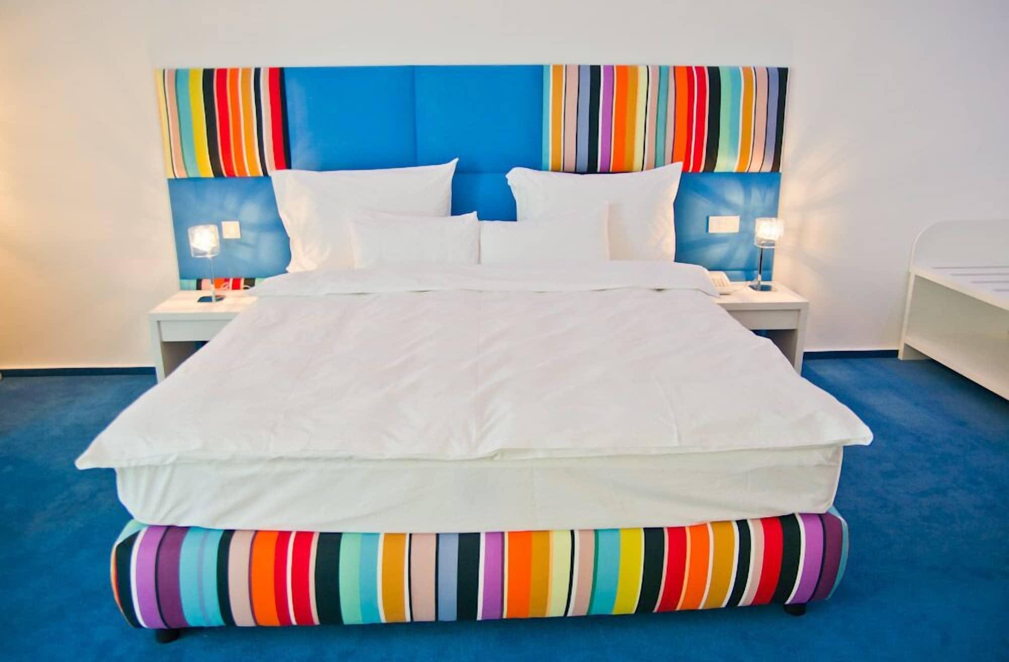 Marshal Garden Hotel Bucharest Luaran gambar A bed