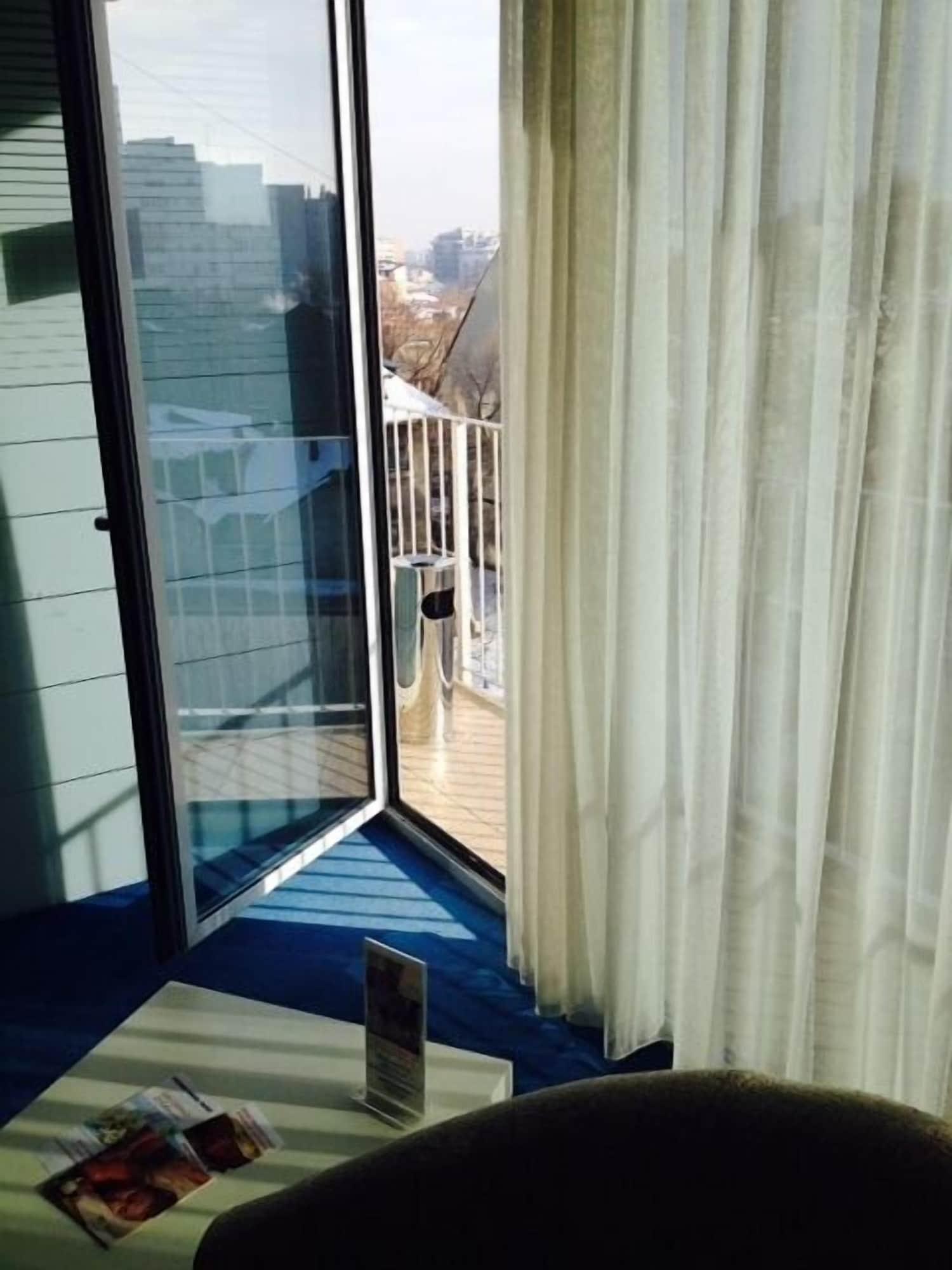 Marshal Garden Hotel Bucharest Luaran gambar A balcony on a cruise ship