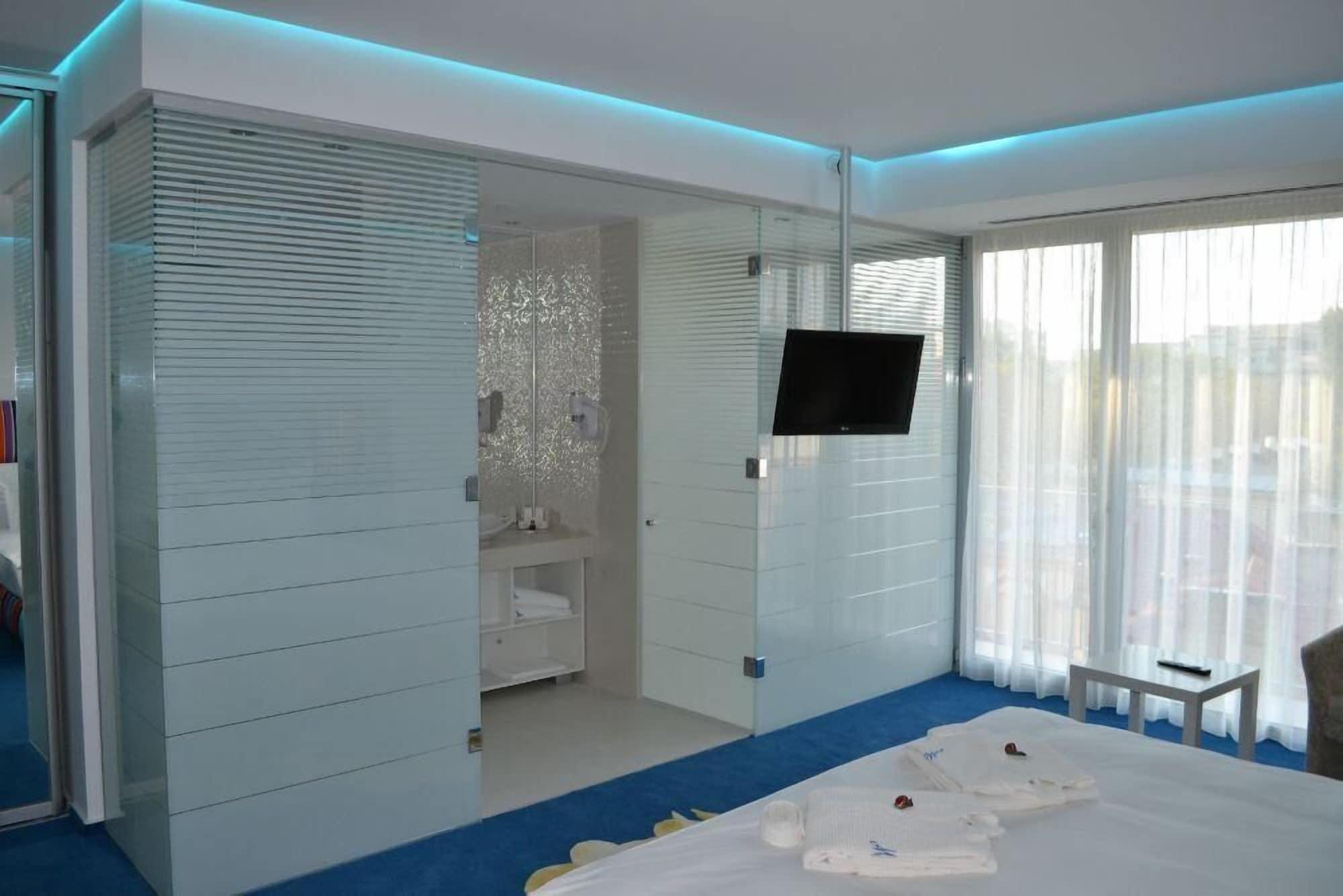 Marshal Garden Hotel Bucharest Luaran gambar A glass shower enclosure