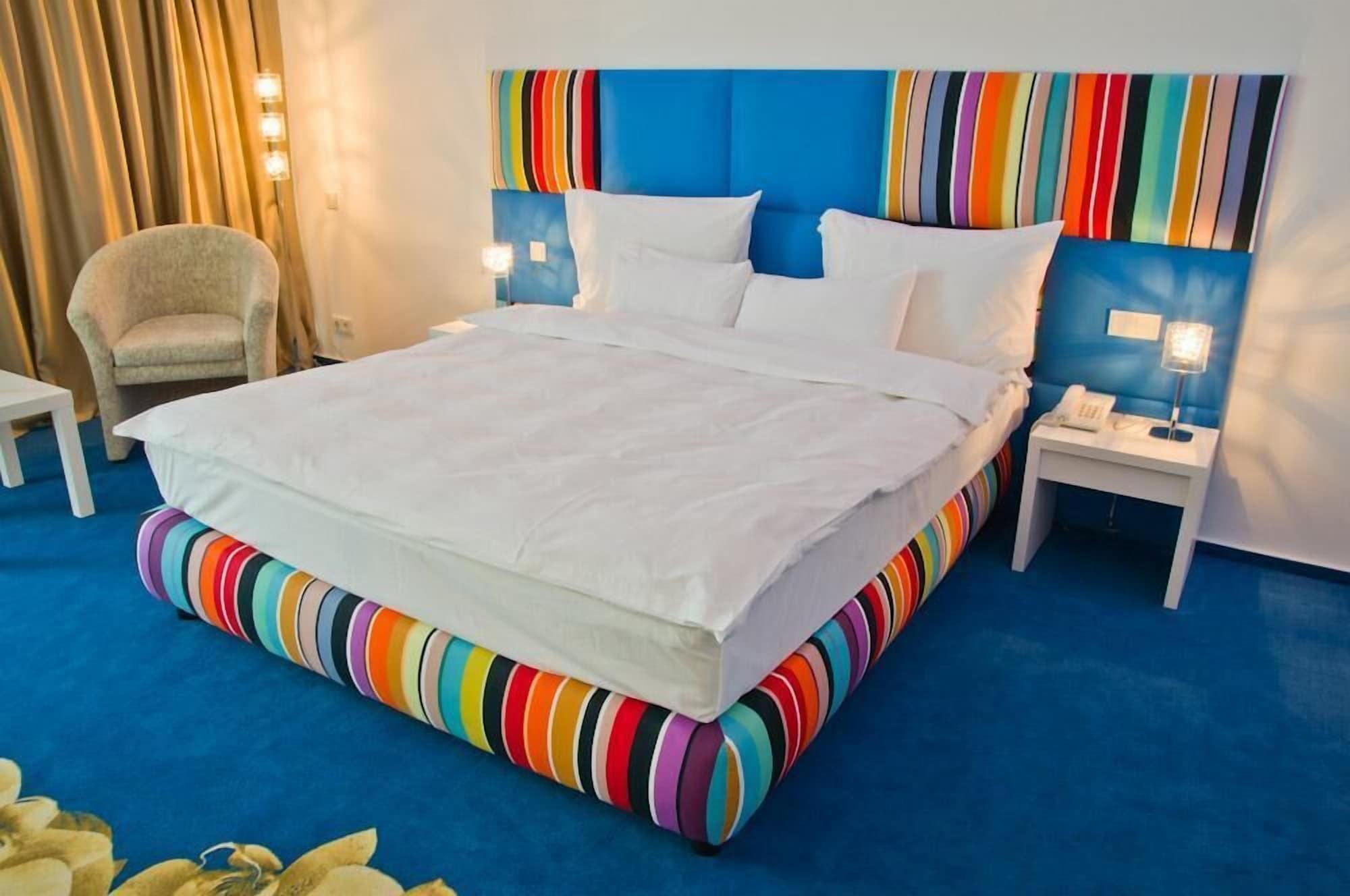 Marshal Garden Hotel Bucharest Bilik gambar A bed