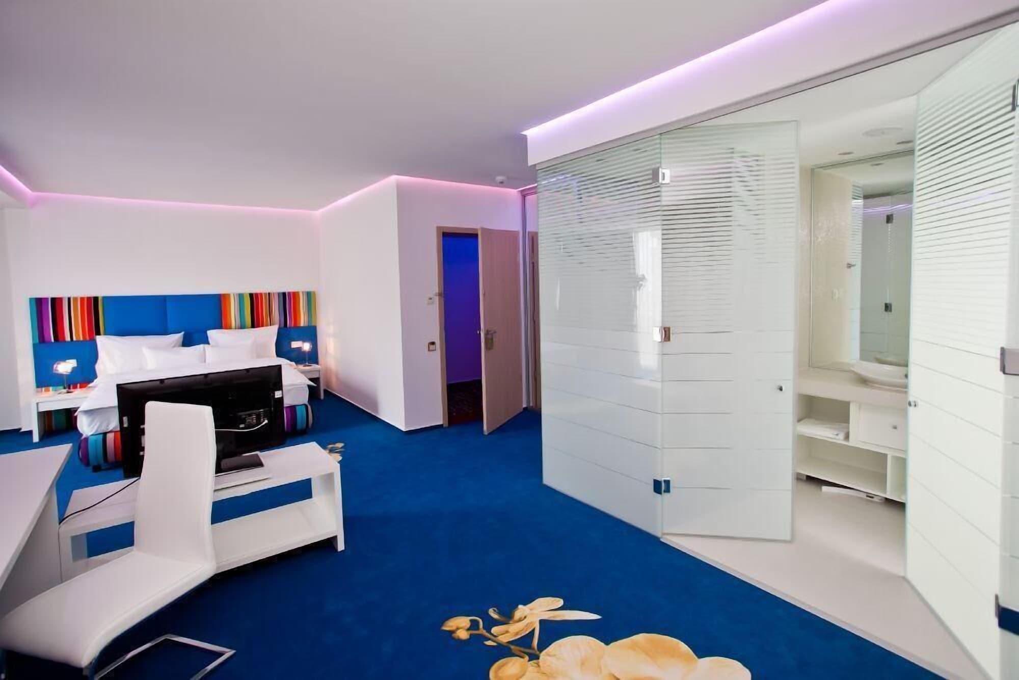 Marshal Garden Hotel Bucharest Luaran gambar A room at the hotel