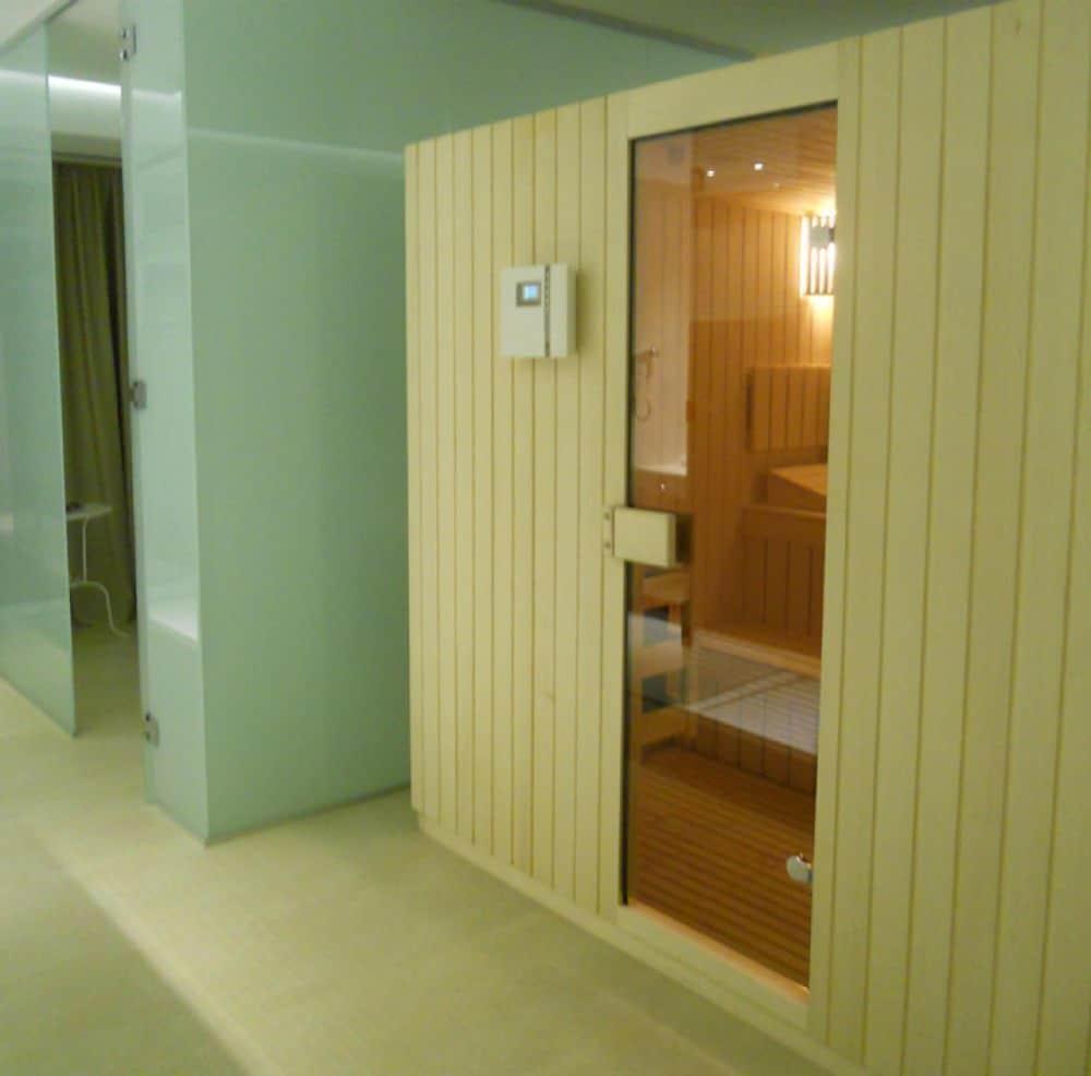 Marshal Garden Hotel Bucharest Luaran gambar A modern Finnish sauna