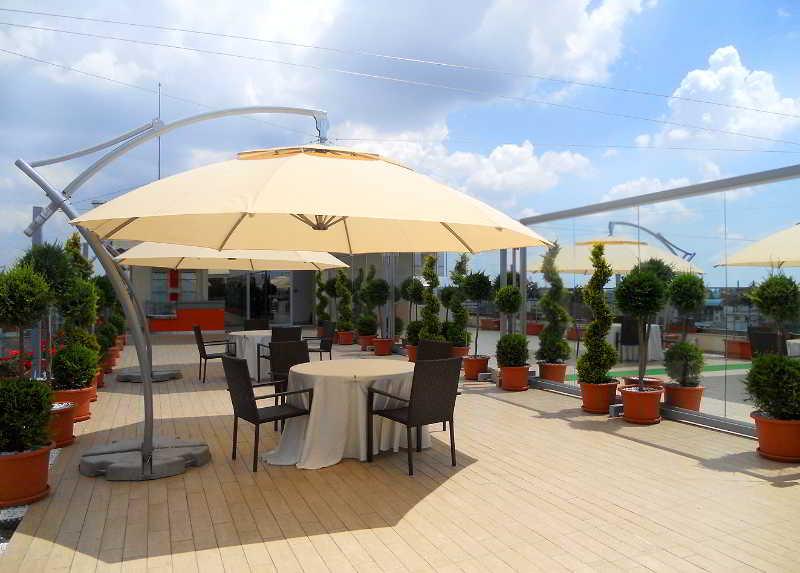 Marshal Garden Hotel Bucharest Luaran gambar Rooftop bar