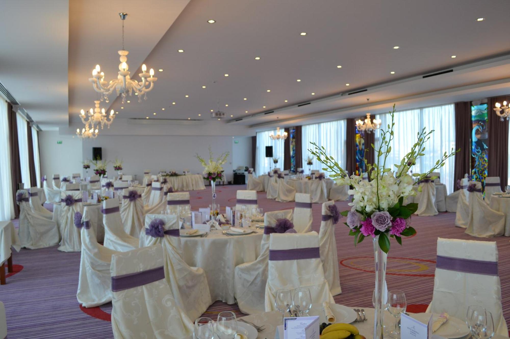 Marshal Garden Hotel Bucharest Restoran gambar A wedding reception at the InterContinental Budapest