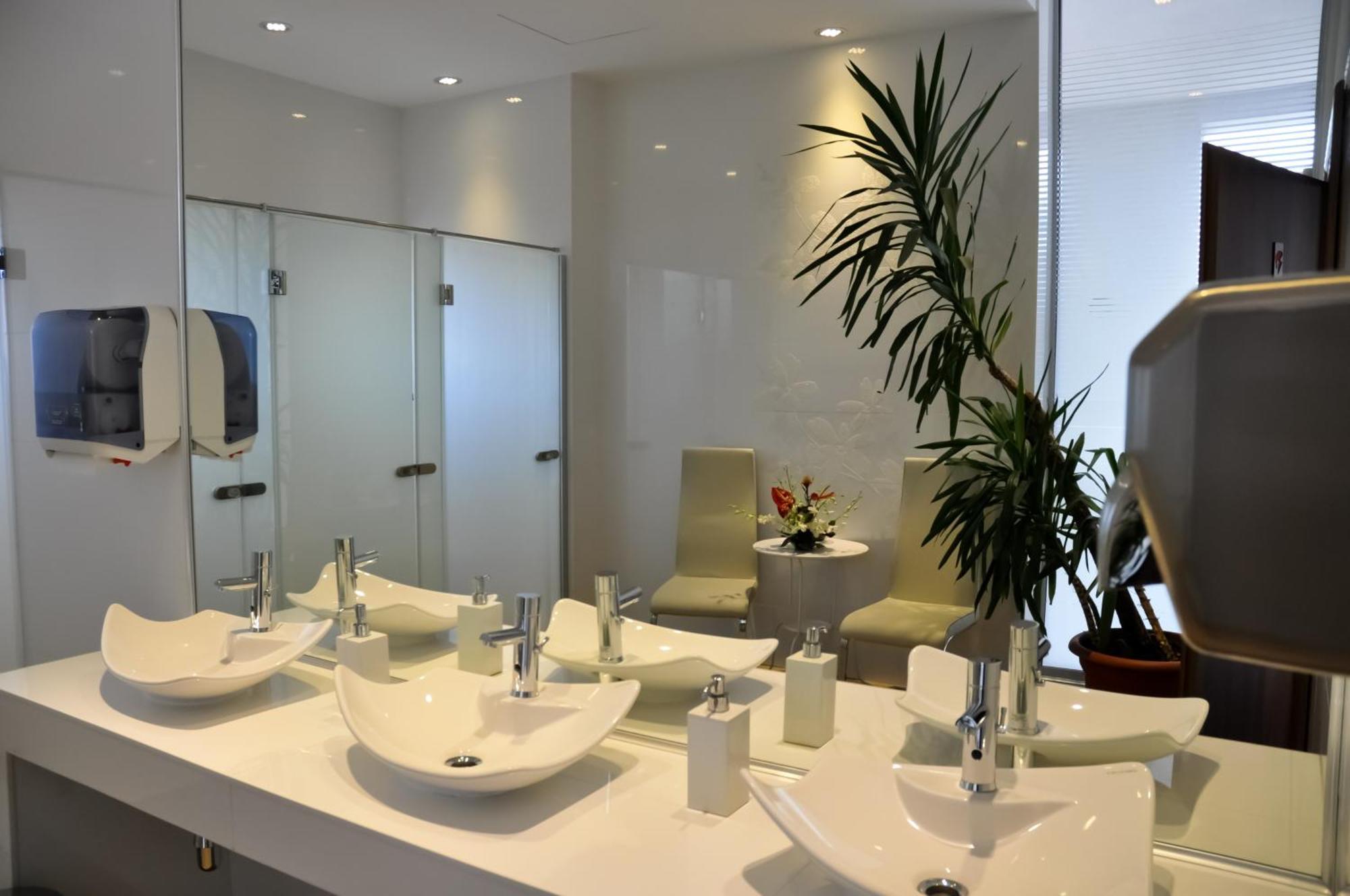 Marshal Garden Hotel Bucharest Luaran gambar A modern bathroom