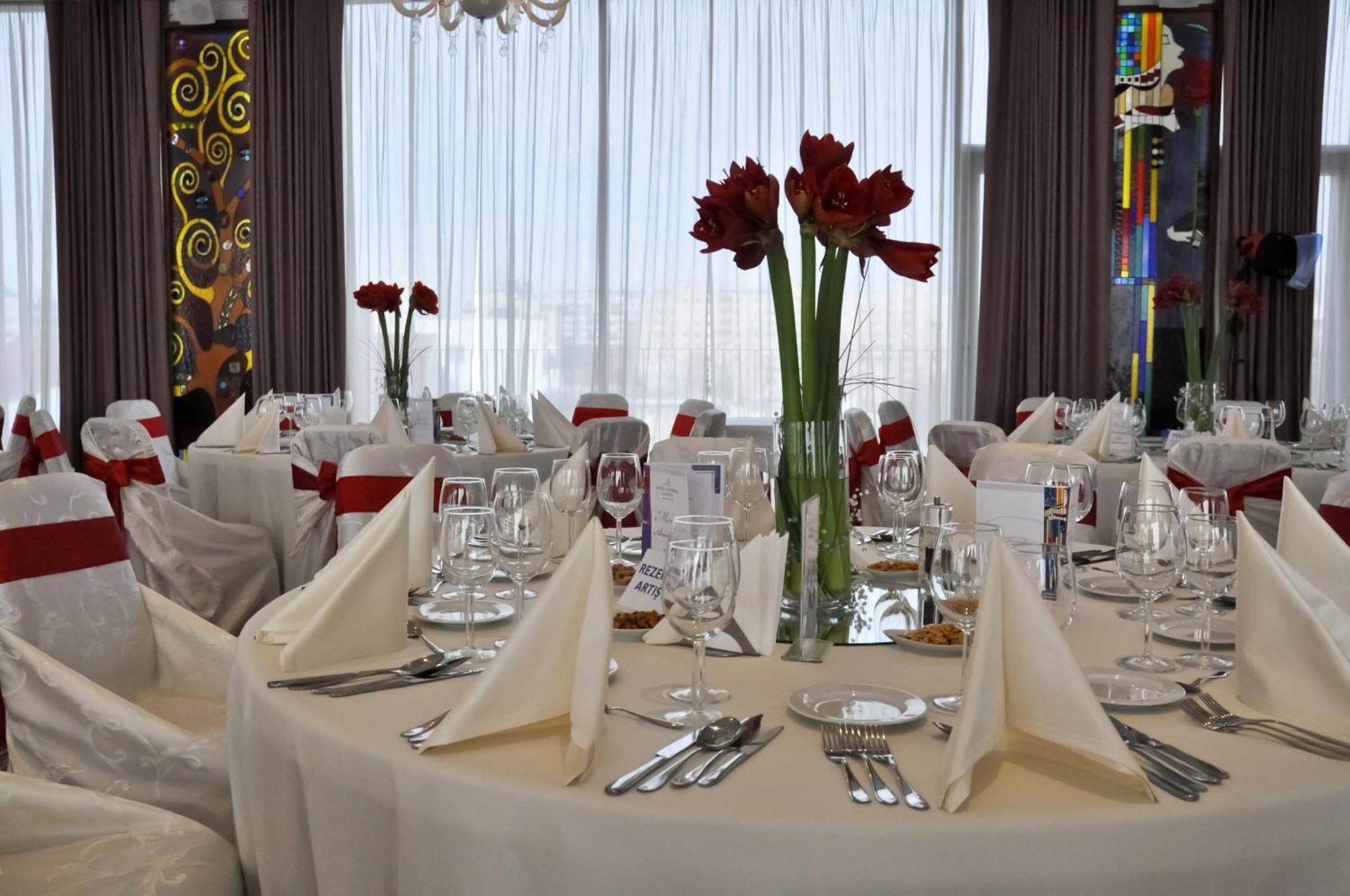 Marshal Garden Hotel Bucharest Luaran gambar A table set for a formal dinner