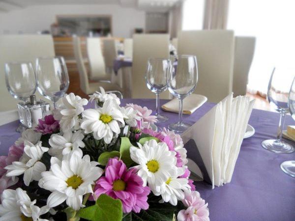 Marshal Garden Hotel Bucharest Luaran gambar A table set for a wedding reception