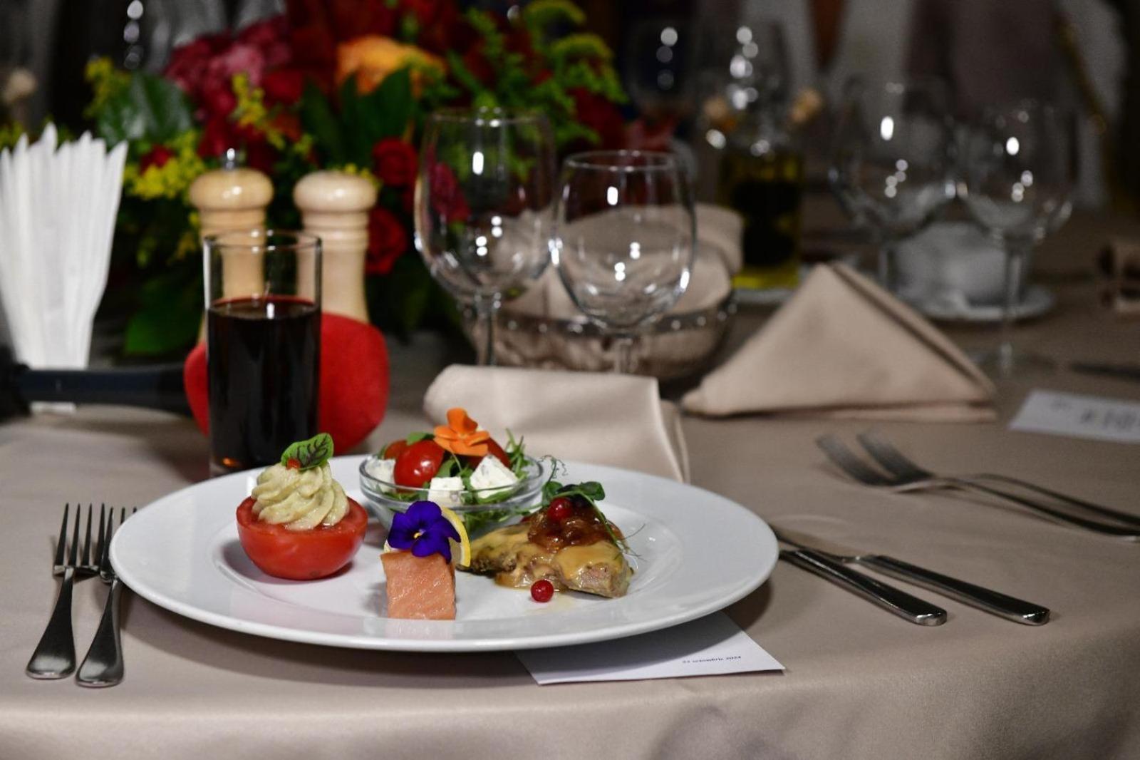 Marshal Garden Hotel Bucharest Luaran gambar A meal at the restaurant