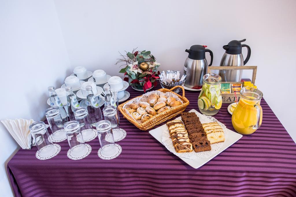 Marshal Garden Hotel Bucharest Luaran gambar A typical continental breakfast