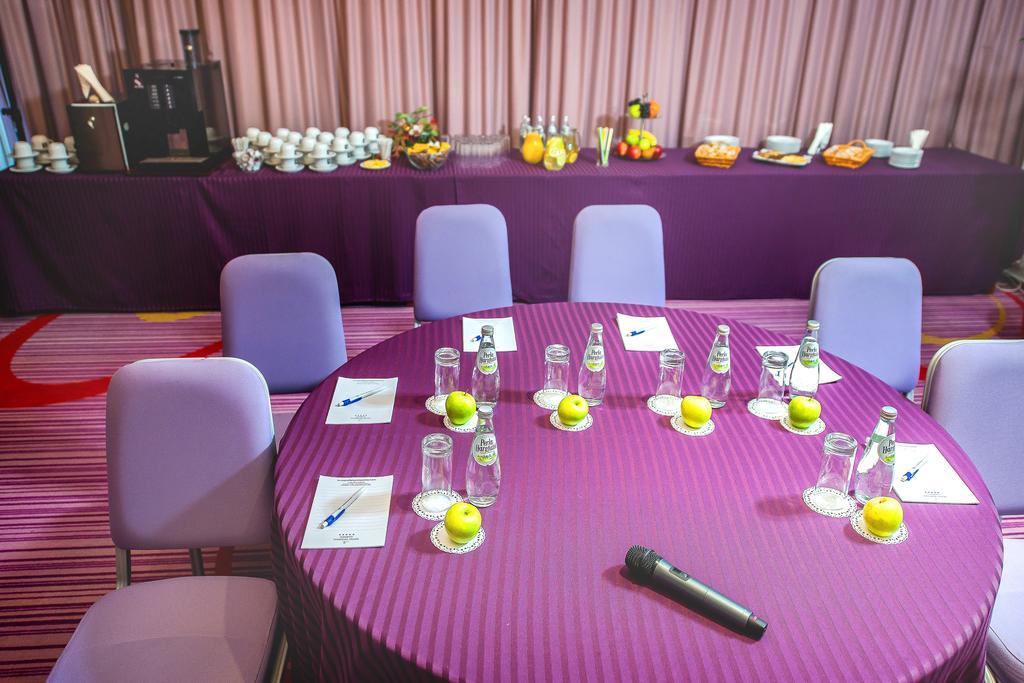 Marshal Garden Hotel Bucharest Luaran gambar A meeting room at the InterContinental London The O2