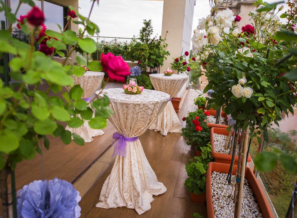 Marshal Garden Hotel Bucharest Luaran gambar A balcony garden