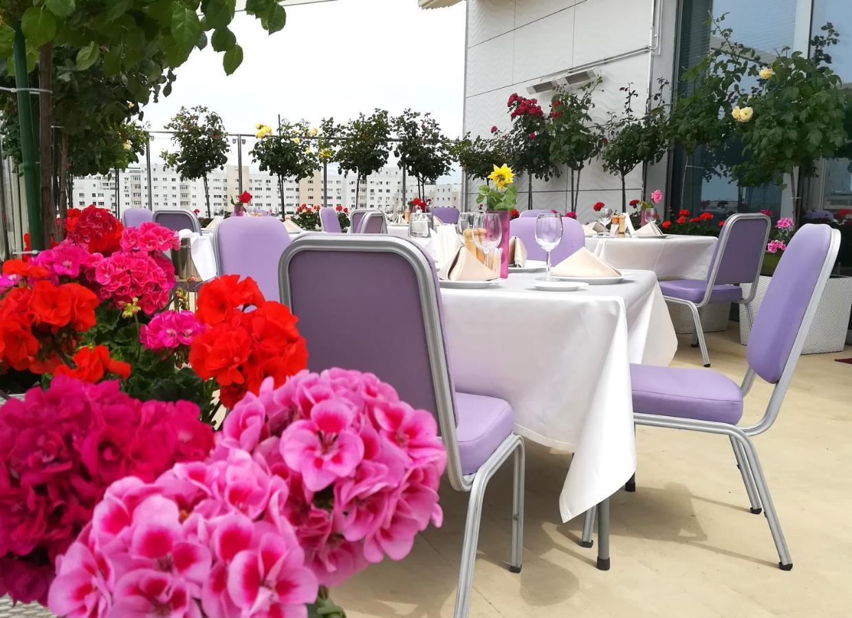 Marshal Garden Hotel Bucharest Luaran gambar The terrace of the restaurant