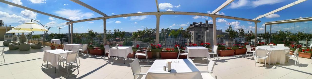 Marshal Garden Hotel Bucharest Luaran gambar The rooftop terrace