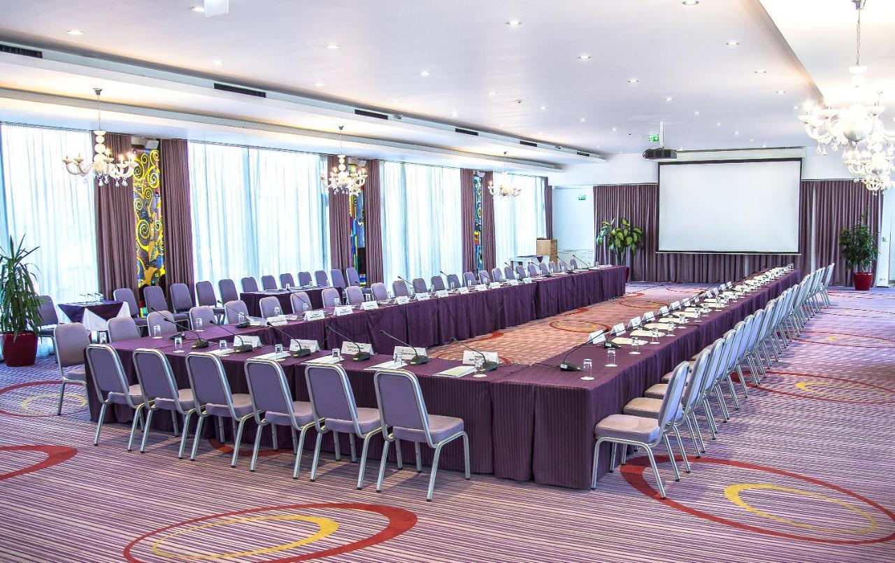 Marshal Garden Hotel Bucharest Luaran gambar A meeting room