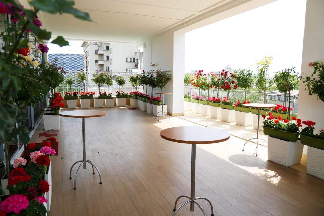Marshal Garden Hotel Bucharest Luaran gambar The balcony of the 101st floor